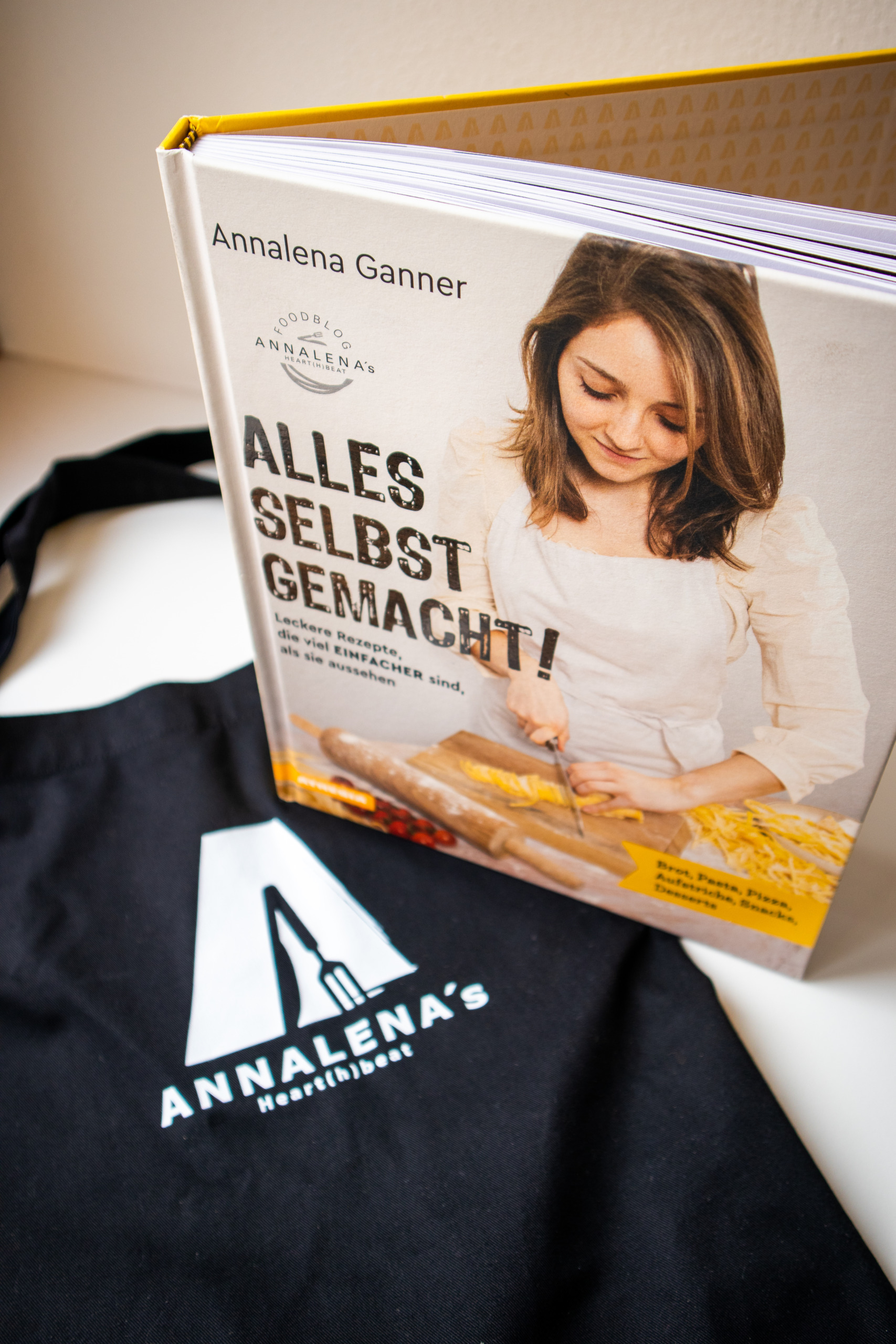 Geschenkset Schürze & signiertes Kochbuch fotografiert